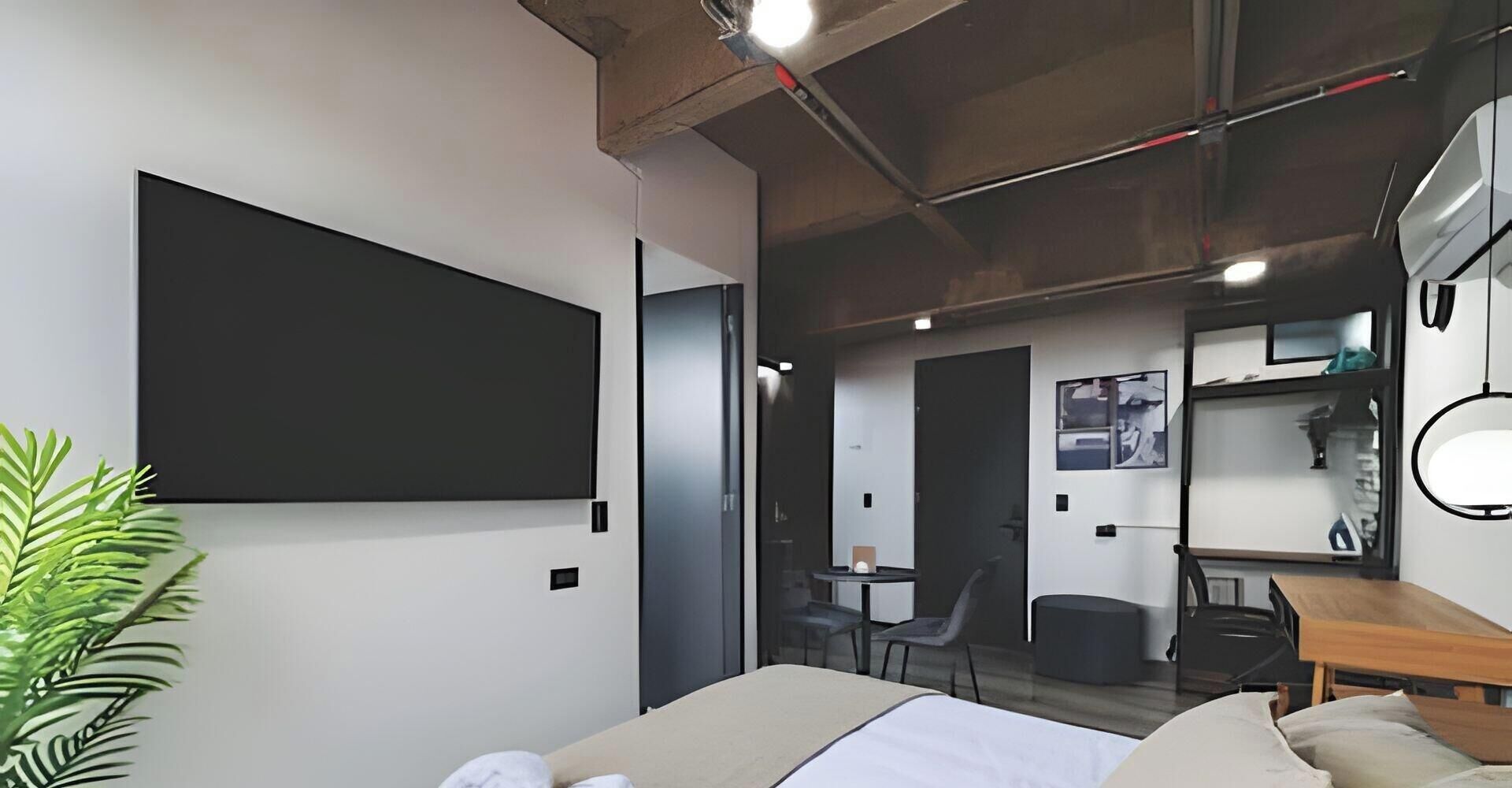 Suite | Blackout drapes, WiFi (free)