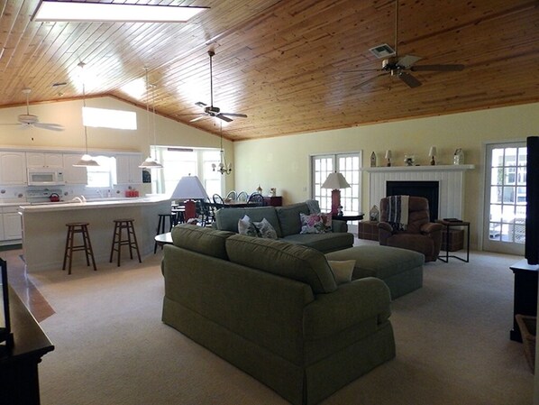 TV - Holiday Vacation Rental Home (Leesburg)