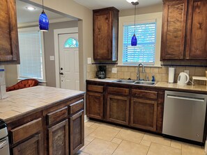 Microwave, oven, stovetop, dishwasher - Charming 1-bedroom apartment near LSU in wonderful Baton Rouge! (Baton Rouge)
