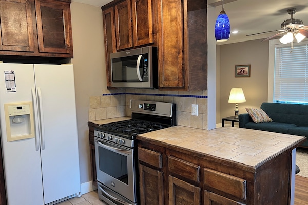 Een magnetron, een oven, een kookplaat, een vaatwasser