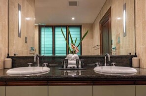 Douche, sèche-cheveux, serviettes fournies