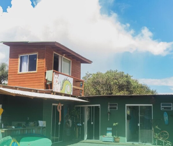 Vista frontal de la propiedad