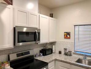 Microwave, oven, stovetop, dishwasher - Charming 3-bedroom Smart home in Sacramento with AC, sleep number in Master (Sacramento)