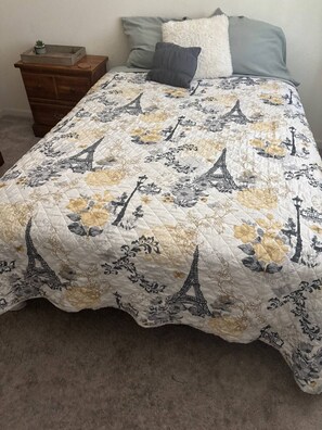 3 bedrooms, iron/ironing board, Internet, bed sheets - Charming 3-bedroom Smart home in Sacramento with AC, sleep number in Master (Sacramento)