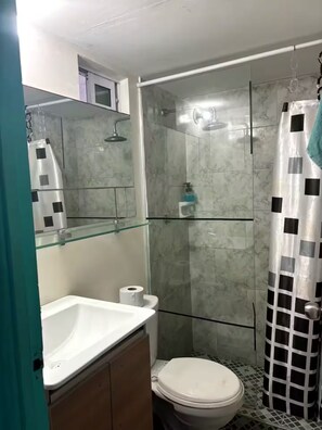 Dusche, Handtücher, Seife, Toilettenpapier