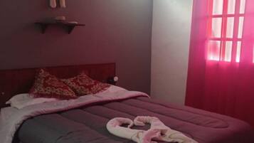 Superior Twin Room | Bathroom | Free toiletries, soap, shampoo, toilet paper