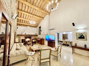 Smart-TV, Kamin, Videospiele, Tischtennisplatte