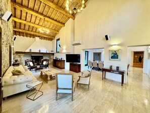 Smart-TV, Kamin, Videospiele, Tischtennisplatte