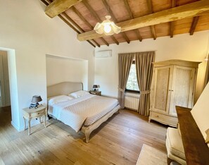 6 Schlafzimmer, Schreibtisch, Bügeleisen/Bügelbrett, Reisekinderbett
