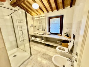 Dusche, Whirlpool, Haartrockner, Bidet