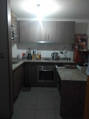 Habitació Comfort, balcó, vistes a la ciutat | Cuina privada | Forn, placa de cuina i utensilis de cuina, vaixella i coberteria 