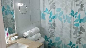 Căn hộ Tiêu chuẩn | Phòng tắm | Bồn tắm, máy sấy tóc, xà phòng, dầu gội