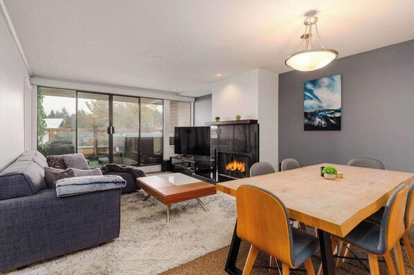 TV - Whistler Village Retreat, Private Hot Tub & Sauna (Whistler)