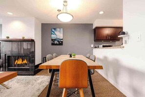 Dining - Whistler Village Retreat, Private Hot Tub & Sauna (Whistler)