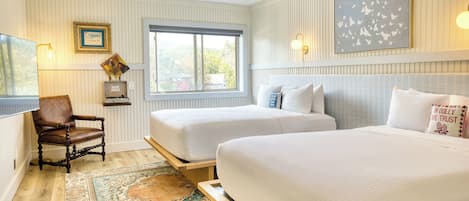 Une chambre avec deux lits, une chaise, une fenêtre et un tableau encadré au mur.