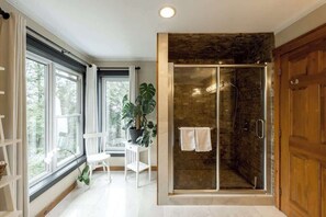 Dusche, Haartrockner, Shampoo