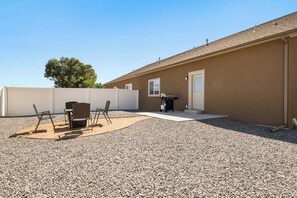 Outdoor dining - Black Canyon Retreats, Your Home Away From Home (Montrose)