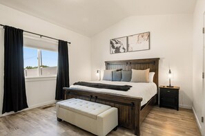 3 bedrooms, desk, iron/ironing board, free WiFi - Black Canyon Retreats, Your Home Away From Home (Montrose)