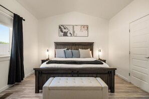 3 bedrooms, desk, iron/ironing board, free WiFi - Black Canyon Retreats, Your Home Away From Home (Montrose)