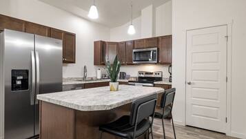 Frigorífic, microones, forn i placa de cuina