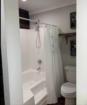 Hiustenkuivaaja, pyyhkeet, vessapaperi