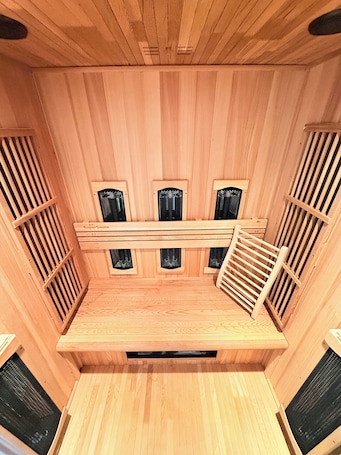 Sauna. Modern vacation home with sauna, fireplace & billiards - close to the lake