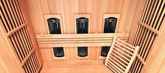 Modern vacation home with sauna, fireplace & billiards - close to the lake