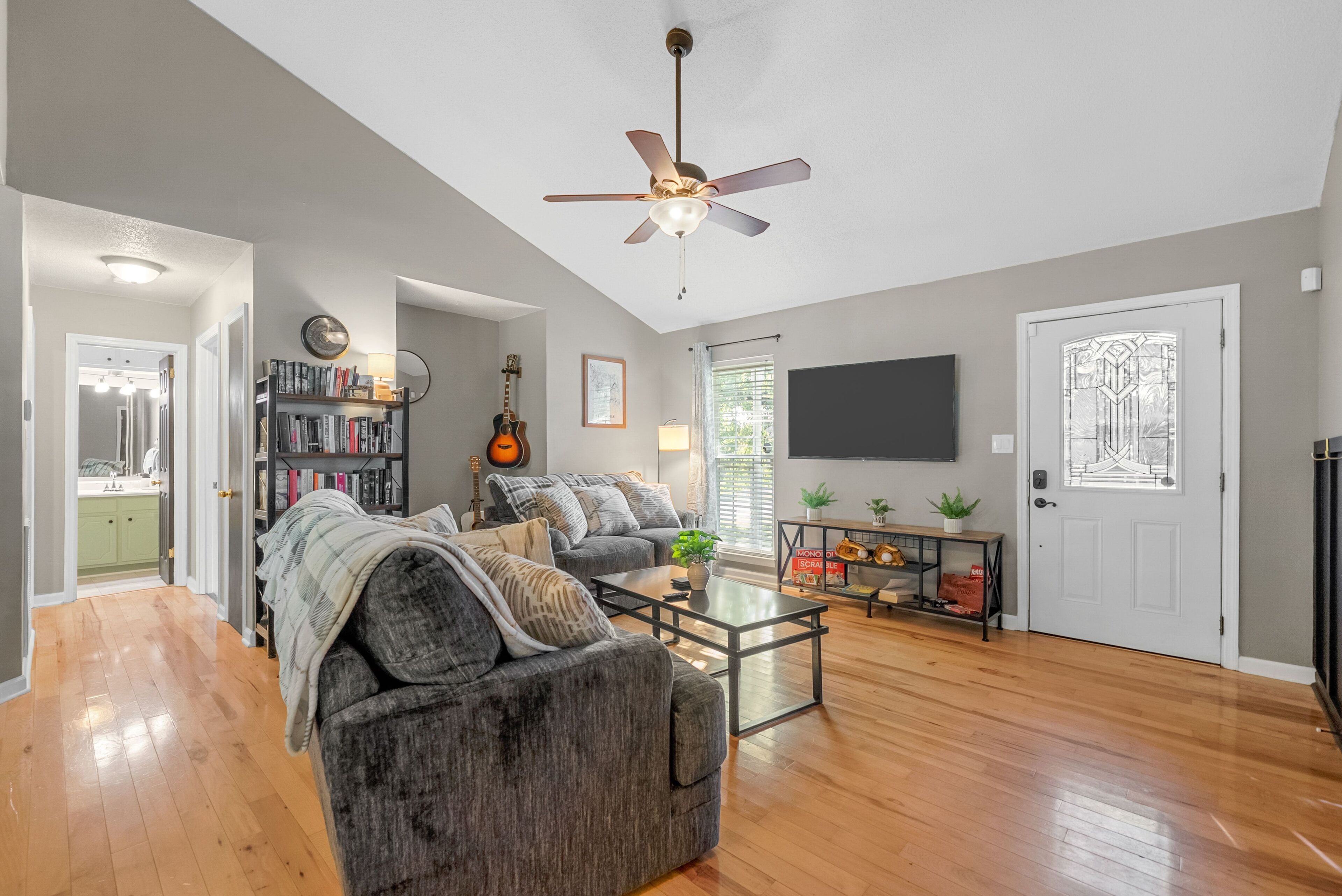 TV, bøker og stereoanlegg