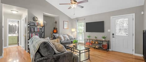 TV, bøker og stereoanlegg