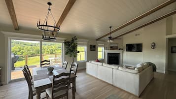 Smart TV, chimenea y tenis de mesa