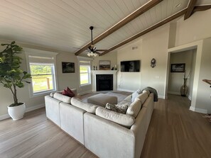 スマートテレビ、暖炉、卓球台