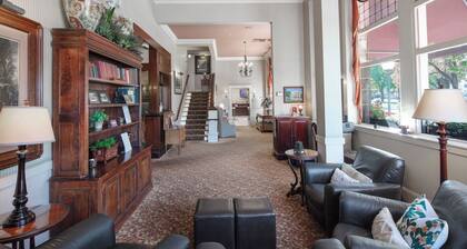 Explore Redwoods + Wineries from a Spacious Santa Rosa Room w/ Modern Amenities