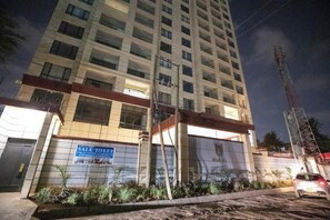 A high-rise building with a 'SALE TO LET' sign on the ground floor. - Alba Garden Studio Luxe Hideout , Pool & Skyline (Nairobi)