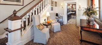 Timeless Elegance in Santa Rosa – Perfect Tranquil Base for Wine Country Trips