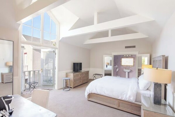 2 bedrooms, iron/ironing board, free WiFi, bed sheets - Indulge in a Two Refined Junior Suite Near Fine Dining + Santa Rosa Shops (Santa Rosa)