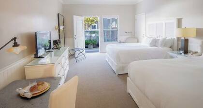 Sophisticated Double Queen Accommodations Near Sonoma Wineries + Coastline