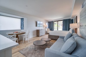 Condo, vista parcial al océano | Área de sala de estar | Smart TV de 55 pulgadas con canales digitales