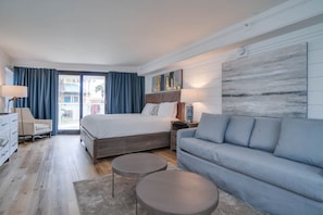 Condo, vista parcial al océano | Área de sala de estar | Smart TV de 55 pulgadas con canales digitales