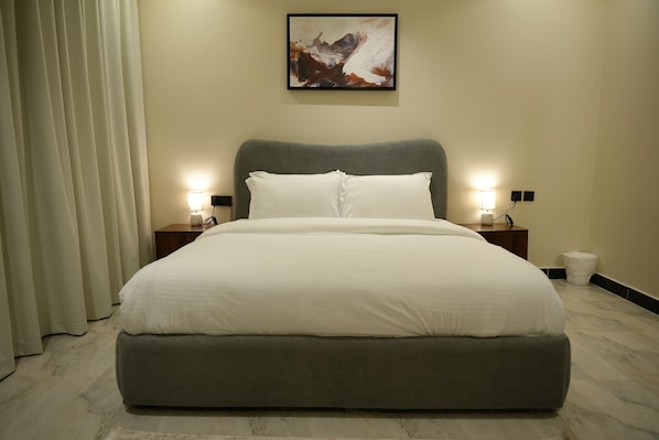 Appartement luxueux, 1 très grand lit, entretien ménager, vue sur le jardin | Rideaux d’obscurcissement, fer et planche à repasser