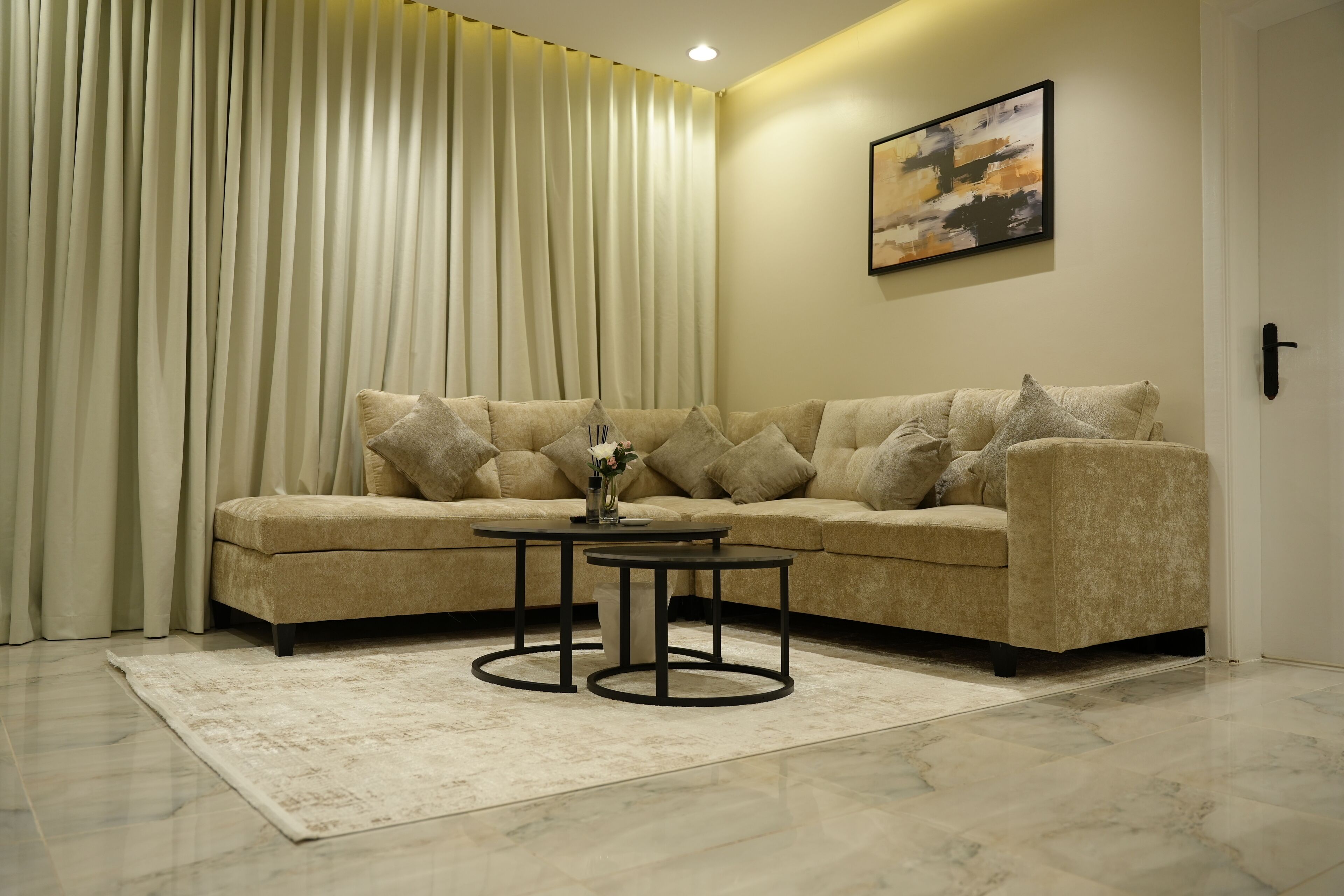 Appartement Luxe, 1 très grand lit, service de ménage, vue jardin | Coin séjour