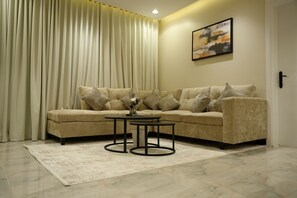 奢华公寓, 1 张特大床, 客房清洁服务, 花园景观 | 起居区