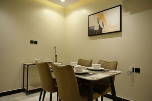 Apartamento de lujo, 1 cama de matrimonio grande, Servicio de limpieza, vistas al jardín | Servicio de comidas en la habitación