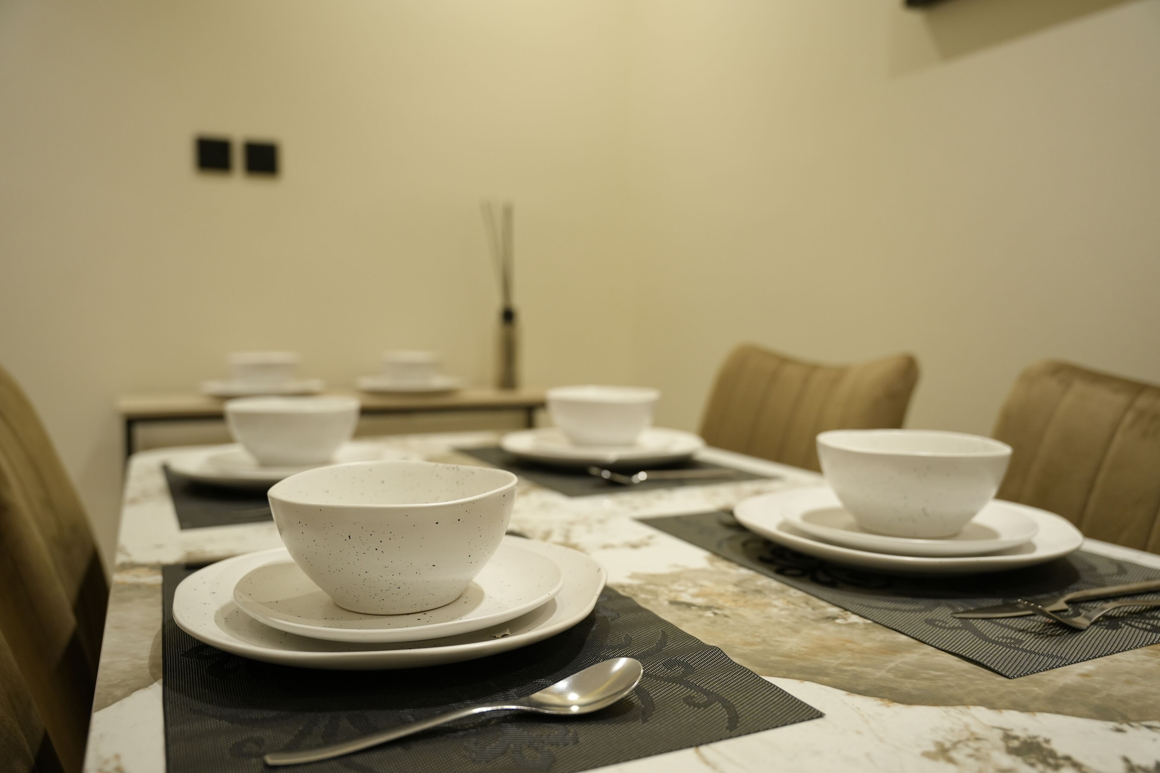 Luksushuoneisto, 1 suuri parisänky, siivous, näköala puutarhaan | Ruokailu omassa huoneessa