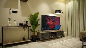 Căn hộ Cao cấp, 1 giường cỡ king, dịch vụ dọn phòng, quang cảnh vườn | Khu phòng khách