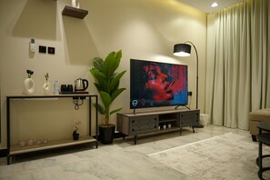 Luxury Apartment, 1 King Bed, Housekeeping, Garden View | Living area