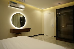 Apartamento de lujo, 1 cama de matrimonio grande, Servicio de limpieza, vistas al jardín | Cortinas opacas, tabla de planchar con plancha, wifi gratis