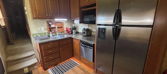 Spacious RV with AC in charming Holly Beach