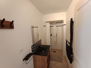 Haartrockner, Handtücher, Toilettenpapier