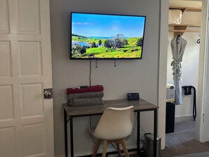 Een kluis op de kamer, een bureau, een laptopwerkplek, gratis wifi