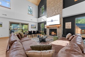 Smart TV y chimenea 